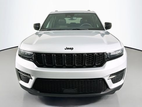 Used 2024 Jeep Grand Cherokee Altitude RWD image 6