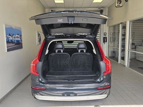 Certified 2022 Volvo XC90 T6 Momentum w/ Climate Package image 8