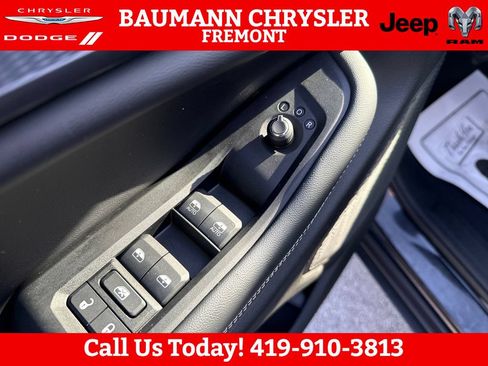 Used 2023 Jeep Grand Cherokee Laredo w/ Luxury Tech Group I AWD/4WD image 11