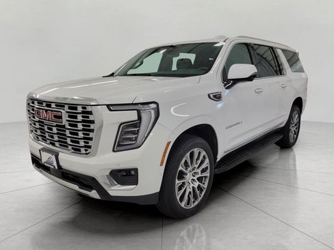 Used 2025 GMC Yukon XL Denali AWD/4WD image 13