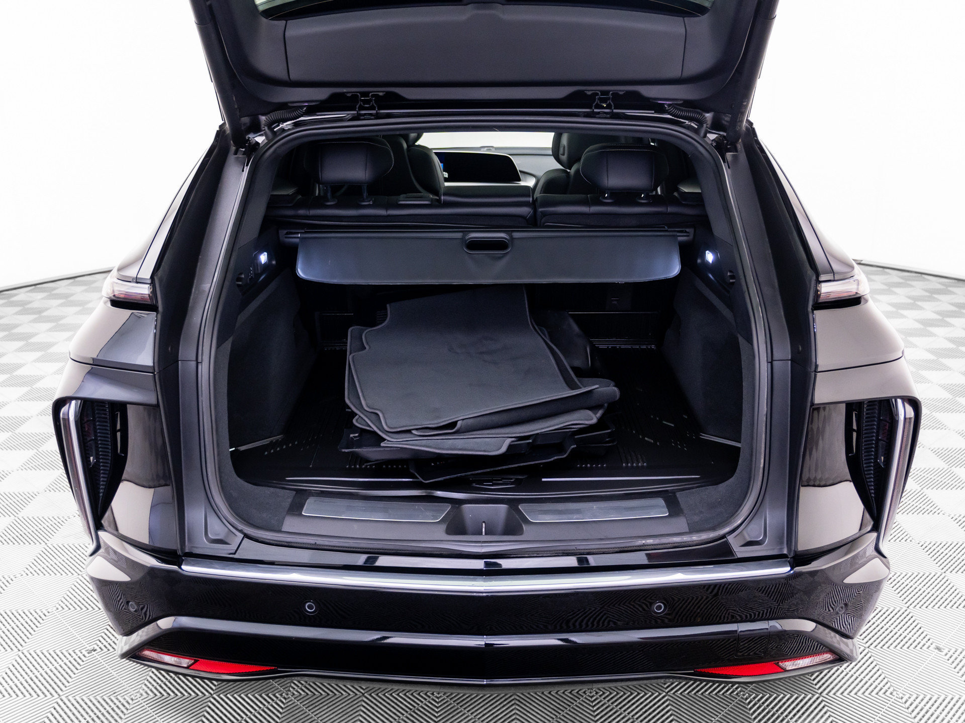 Used 2025 Cadillac Lyriq Luxury w/ LPO, Floor Liner Package AWD/4WD image 30