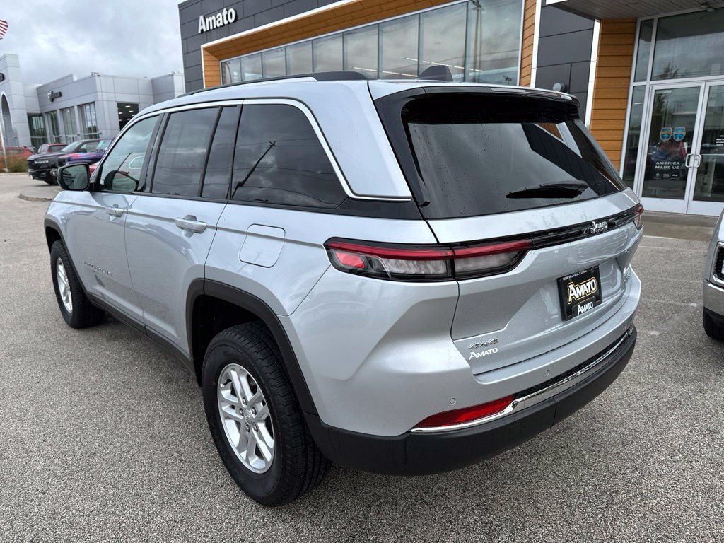 Used 2023 Jeep Grand Cherokee Laredo AWD/4WD image 9