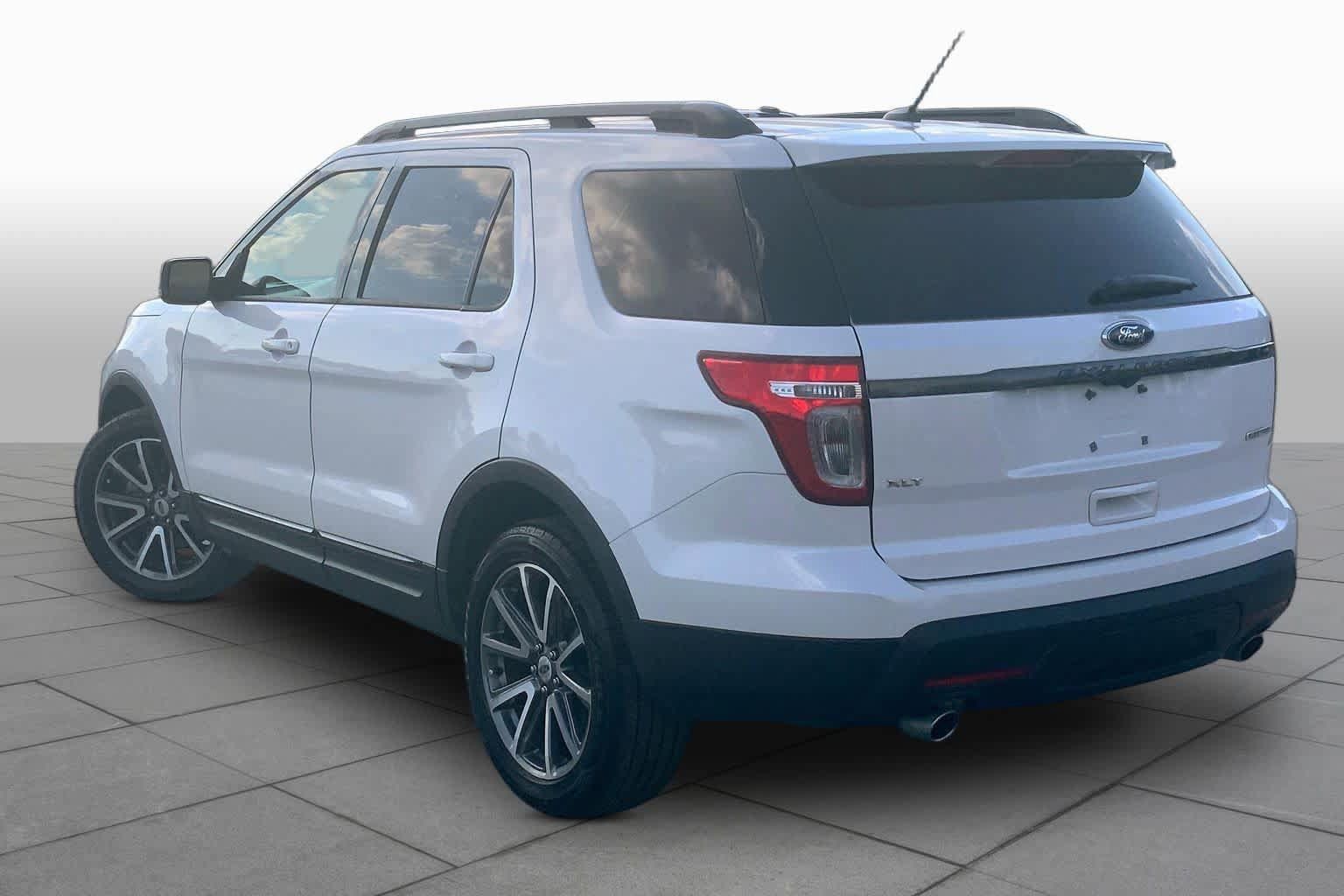 Used 2015 Ford Explorer XLT w/ Equipment Group 202A FWD image 12