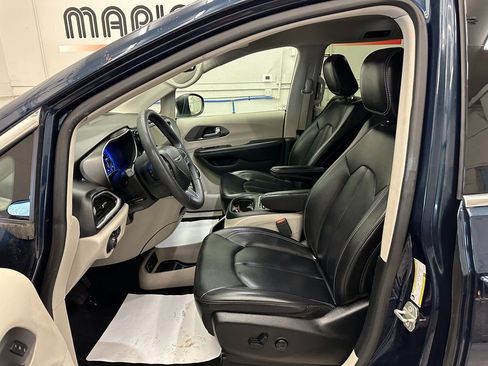 Certified 2023 Chrysler Pacifica Touring-L image 21