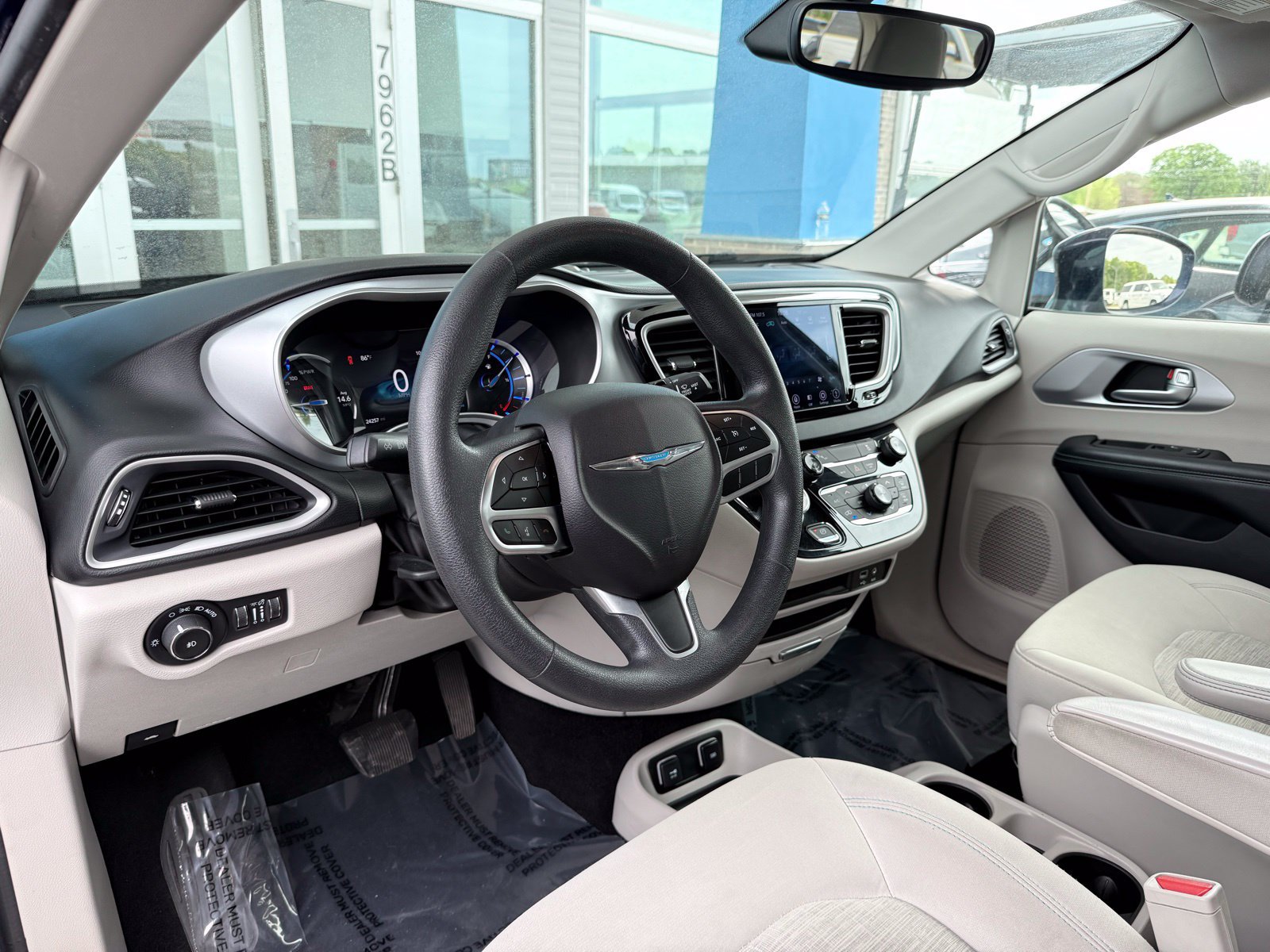 Used 2018 Chrysler Pacifica Touring Plus FWD image 20