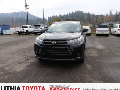 Used 2019 Toyota Highlander SE w/ Nightshade Edition