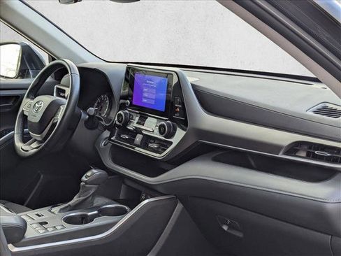 Used 2024 Toyota Highlander LE image 18