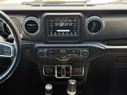 Used 2018 Jeep Wrangler Unlimited Sahara AWD/4WD image 16