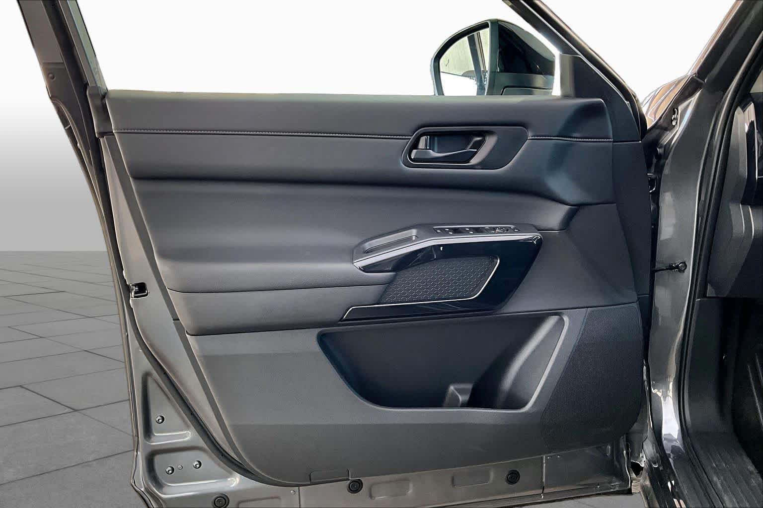 Certified 2025 Nissan Pathfinder S FWD image 21