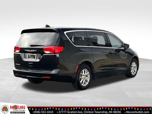 Used 2021 Chrysler Voyager LX image 5