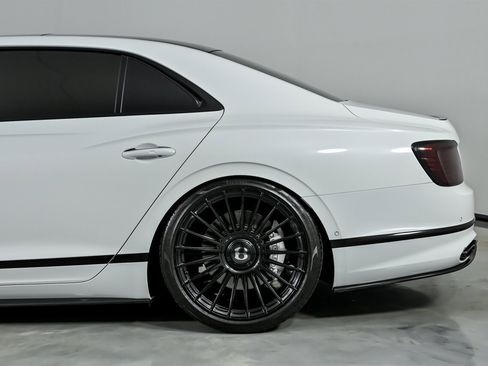 Used 2023 Bentley Flying Spur V8 image 9
