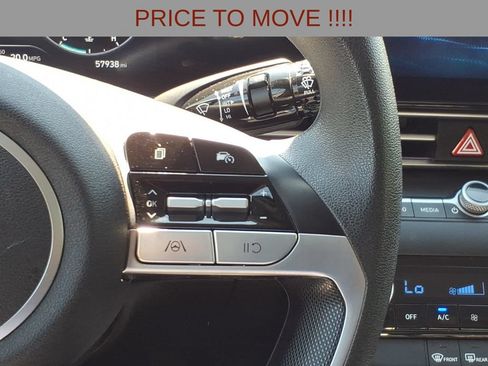 Used 2024 Hyundai Elantra SEL FWD image 17