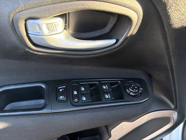 Used 2017 Jeep Renegade Latitude w/ Popular Equipment Group AWD/4WD image 12