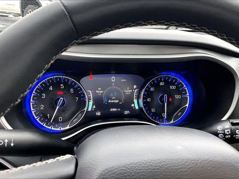 Used 2022 Chrysler Pacifica Touring-L image 16