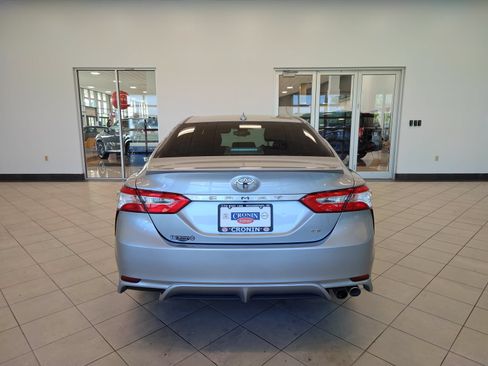 Used 2020 Toyota Camry SE FWD image 4