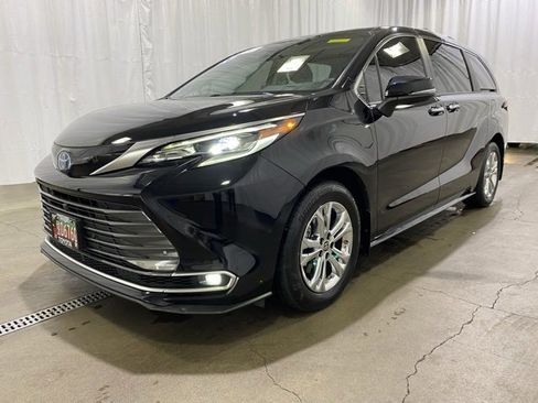 Certified 2024 Toyota Sienna Platinum image 27