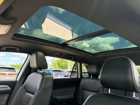 Certified 2023 Volkswagen Atlas Cross Sport SE w/ Panoramic Sunroof Package AWD/4WD image 19