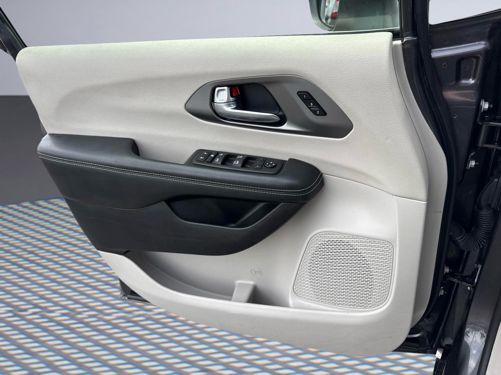Used 2023 Chrysler Pacifica Touring-L FWD image 22