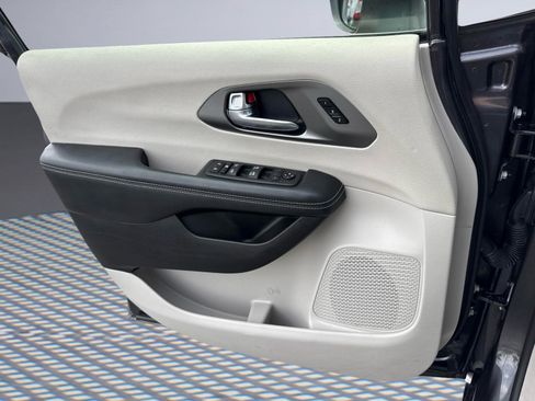Used 2023 Chrysler Pacifica Touring-L FWD image 22