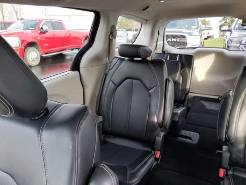 Certified 2024 Chrysler Pacifica Touring-L image 14