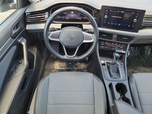 Used 2025 Volkswagen Jetta SE FWD image 18