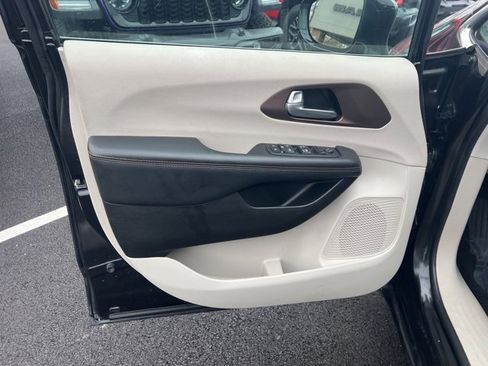 Used 2017 Chrysler Pacifica Touring-L image 4