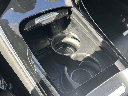 Used 2025 Mercedes-Benz GLC 350e 4MATIC image 13