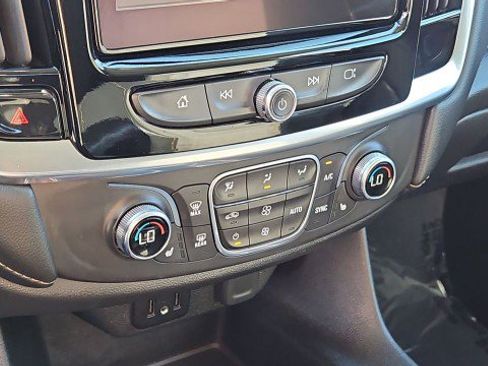 Used 2021 Chevrolet Traverse LT FWD image 17