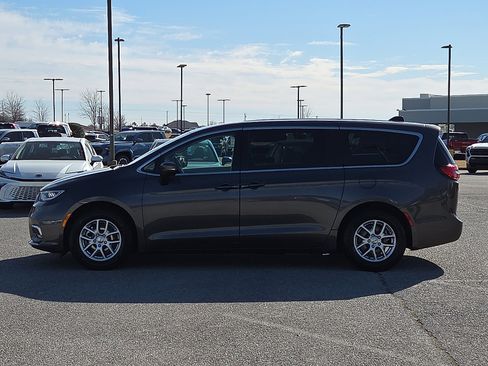 Used 2023 Chrysler Pacifica Touring-L image 3