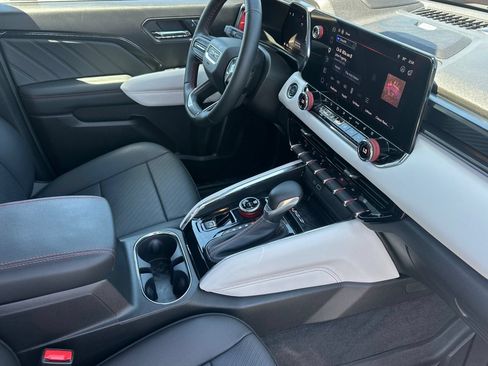 Used 2026 GMC Canyon AT4X w/ AT4X AEV Edition AWD/4WD image 19