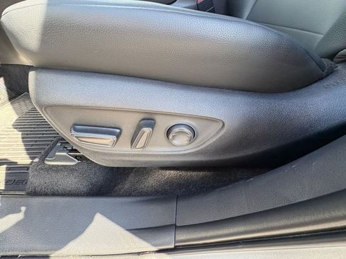 Used 2025 Toyota Highlander XLE image 17