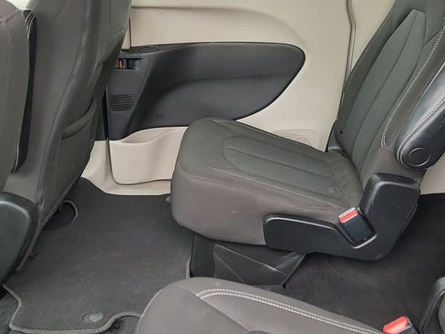 Used 2022 Chrysler Voyager LX FWD image 26