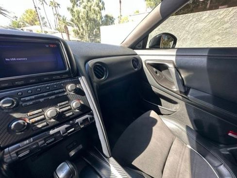 Used 2014 Nissan GT-R Premium image 10