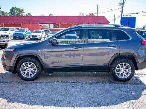 Used 2018 Jeep Cherokee Latitude Plus image 3