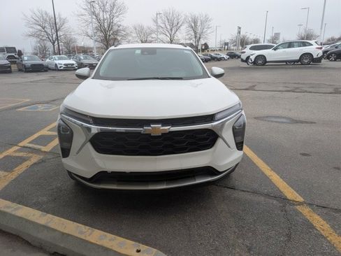 Used 2025 Chevrolet Trax LT image 3