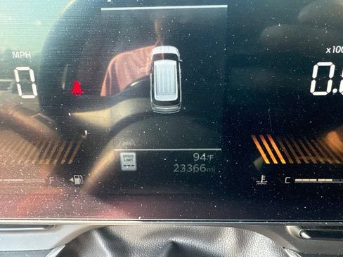 Used 2025 Kia Carnival LX FWD image 16