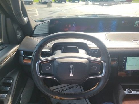 Certified 2025 Lincoln Navigator Black Label AWD/4WD image 9