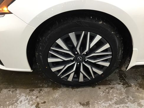 Used 2024 Nissan Altima 2.5 SV w/ SV Premium Package image 4