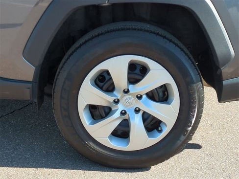 Used 2022 Toyota RAV4 LE image 12