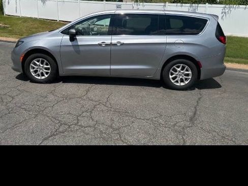 Used 2020 Chrysler Voyager LX image 4