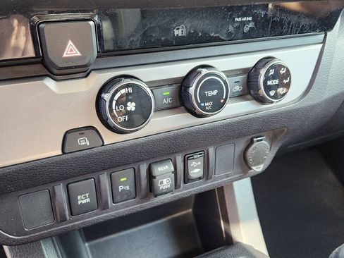 Used 2018 Toyota Tacoma SR5 image 18