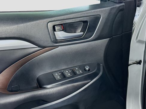 Used 2019 Toyota Highlander XLE FWD image 15