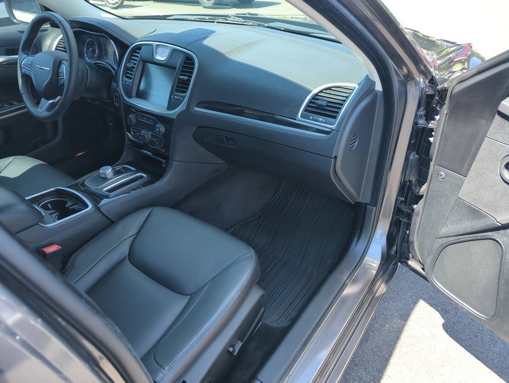Used 2015 Chrysler 300 Limited RWD image 32