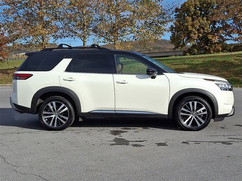 Used 2023 Nissan Pathfinder Platinum image 10