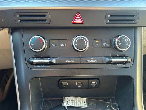 Certified 2023 Kia Carnival LX image 14