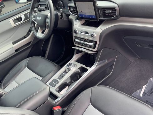 Used 2024 Ford Explorer XLT w/ Equipment Group 202A image 11