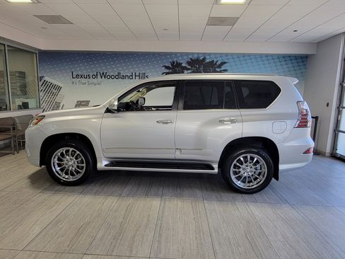 Used 2019 Lexus GX 460 image 2