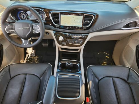 Used 2024 Chrysler Pacifica Limited w/ Trailer Tow Group image 33