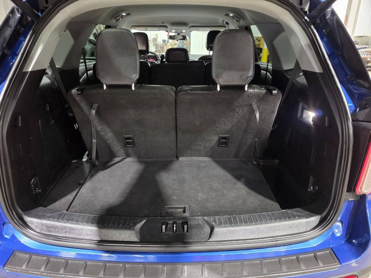 Used 2020 Ford Explorer XLT w/ Equipment Group 202A AWD/4WD image 32