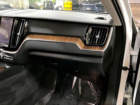 Used 2022 Volvo XC60 B5 Momentum w/ Climate Package image 19